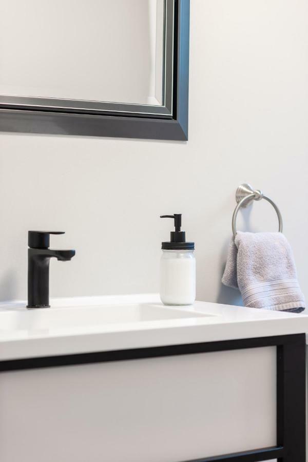 Entire 2 Bedroom Apartment Uptown Waterloo - E1 Екстер'єр фото